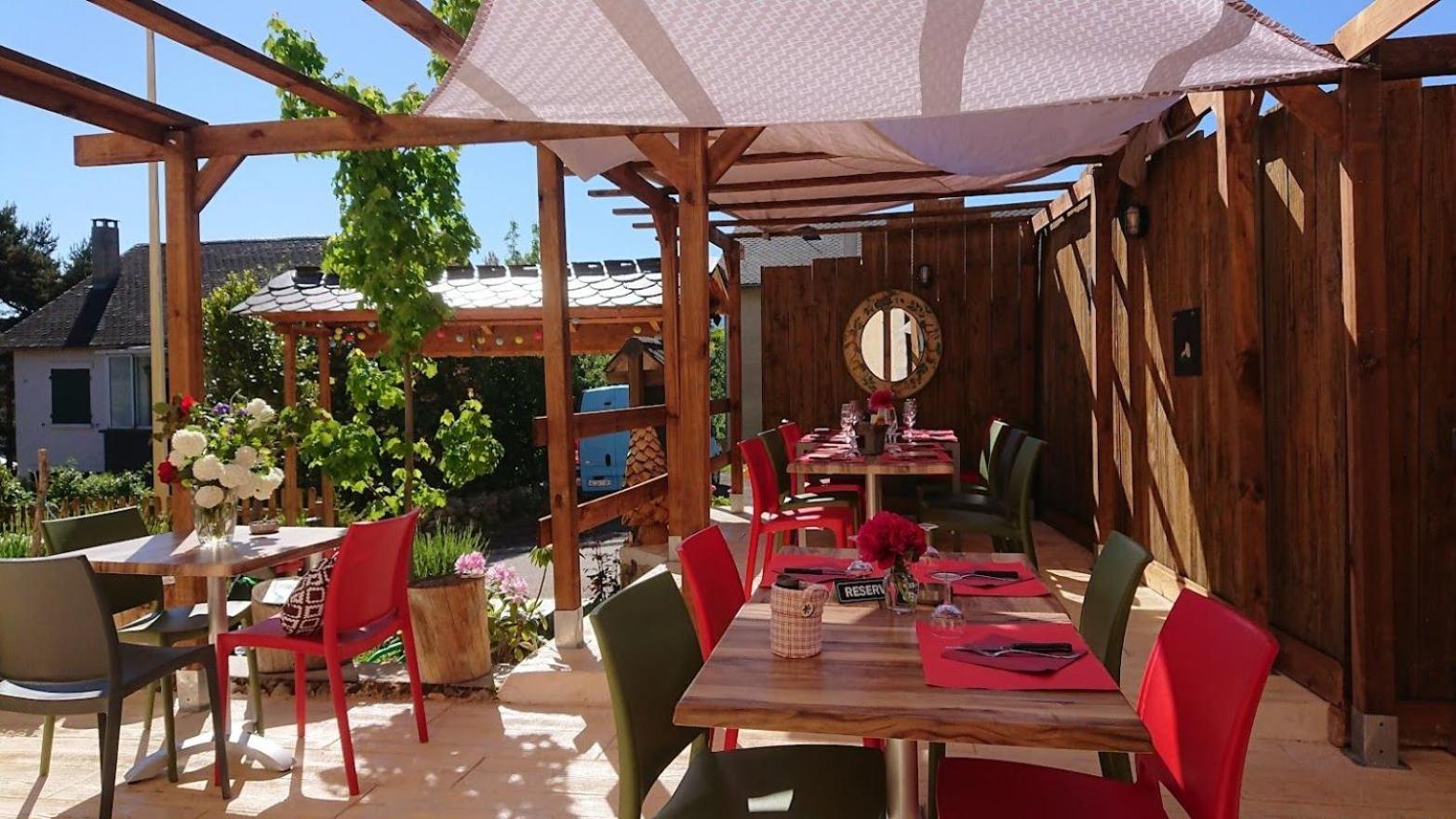 Le Sapin Rouge - Restaurant - Bar - Chambres D'Hotes Artigues  Экстерьер фото