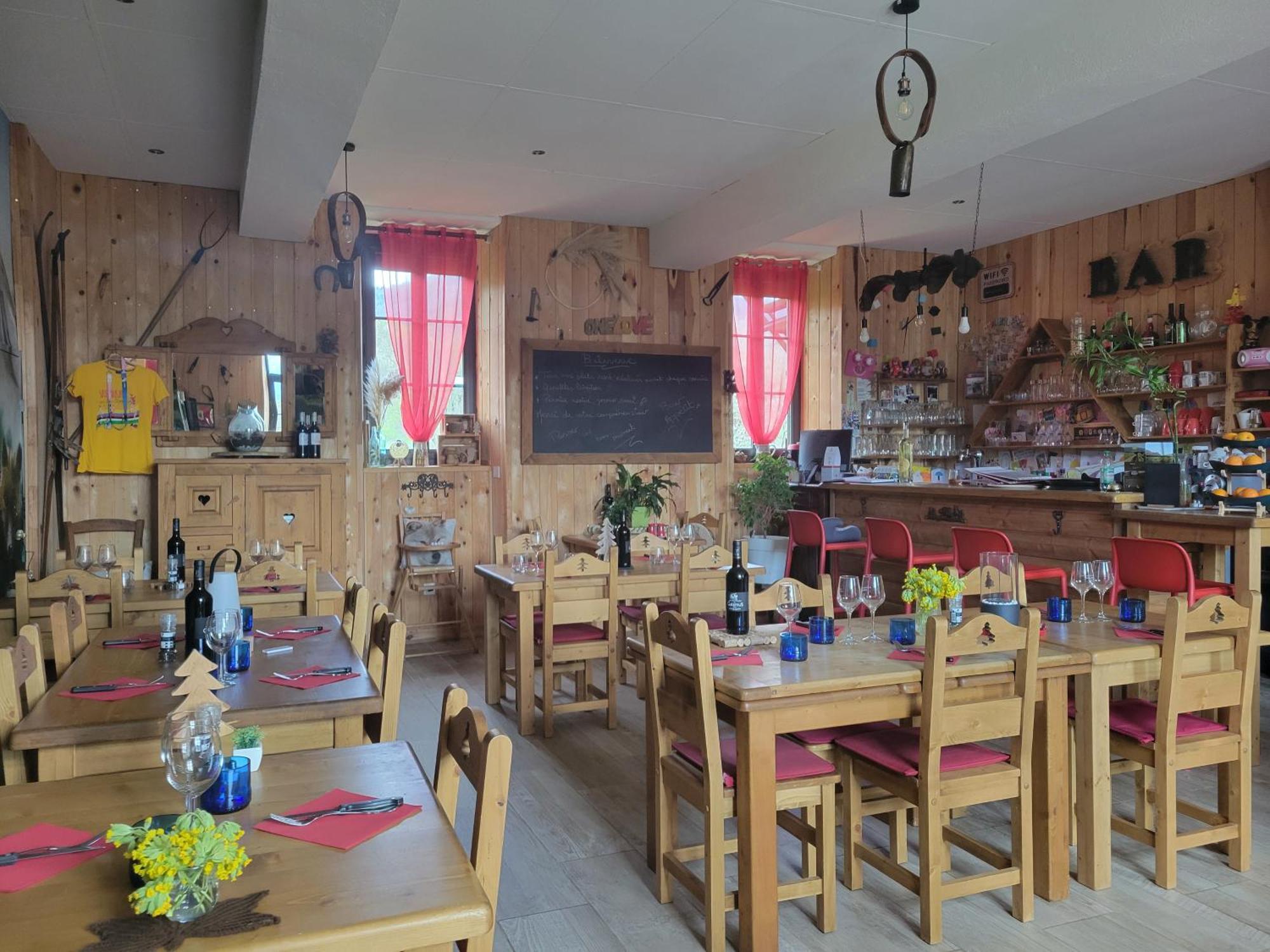 Le Sapin Rouge - Restaurant - Bar - Chambres D'Hotes Artigues  Экстерьер фото